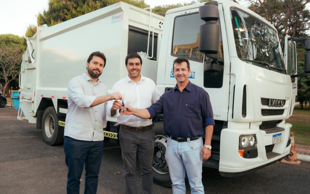 Patos de Minas recebe  caminhão compactador e armas através de recursos destinados por Franco Cartafina